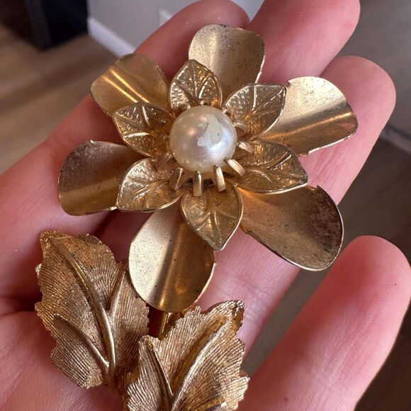 Vintage Gold Tone Flower Brooch Pin with Faux Pearl - Picture 4 of 5